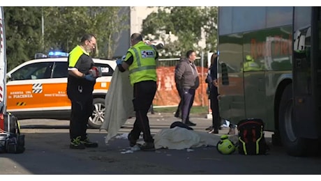 Schiacciata dal bus dopo la scuola, muore studentessa 14enne