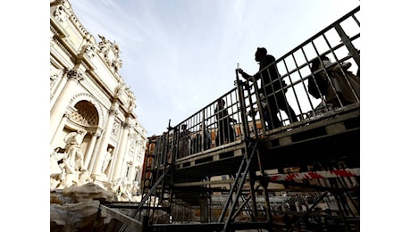 Grande bruttezza alla Fontana di Trevi (e c'è anche una piscinetta per le monetine)