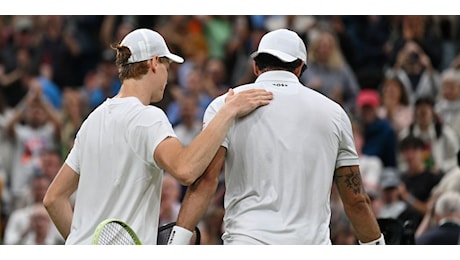 L'abbraccio tra Sinner e Berrettini è la foto più bella di Wimbledon