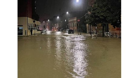 Maltempo Emilia Romagna. Tracima il torrente Crostolo. A Bologna caduti 160 mm di pioggia. Sindaco: siamo allo stremo