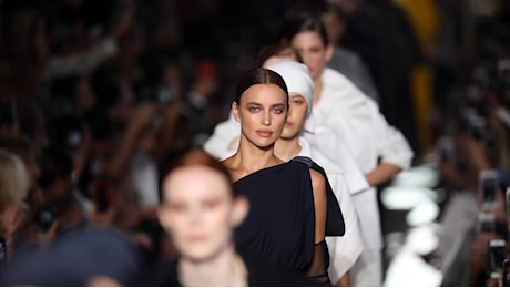 Milano Fashion Week P/E 2025, il calendario delle sfilate: tra anniversari, ritorni e star, cosa c'è da sapere sulla kermesse