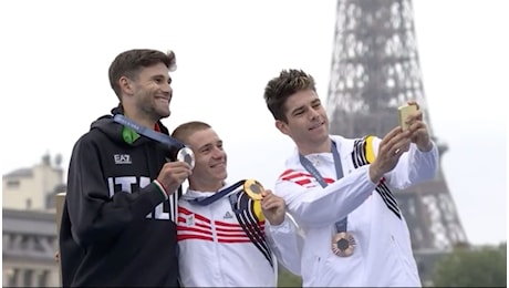 Imbarazzi sul podio delle Olimpiadi: cos’è il rito del selfie che devono fare gli atleti di Parigi 2024