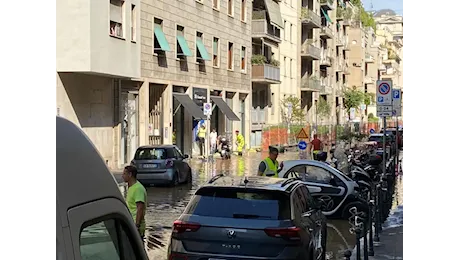 Milano, allagata via Fontana: 400 famiglie senza acqua, che continua a sgorgare. VIDEO
