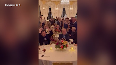 VIDEO Thanksgiving, Trump e Musk festeggiano sulle note di Ymca a Mar-a-lago