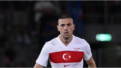 Demiral porta la Turchia all'intervallo sull'1-0 contro l'Austria. Giallo pesante per Kokçu