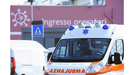 Attraversa la strada e viene travolto da un’auto: morto 34enne a Roma