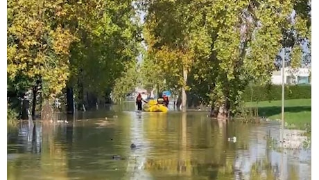 Maltempo Toscana: esonda l’Elsa e travolge tutto. Case evacuate, auto intrappolate