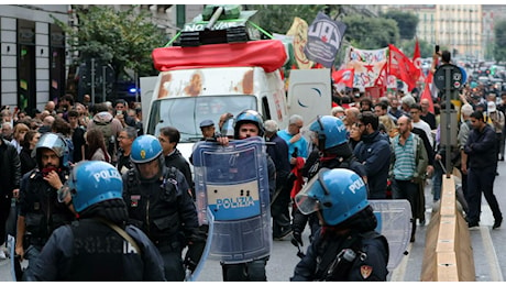 Napoli, scontri manifestanti-polizia al corteo anti G7: pietre e bottiglie contro le forze dell'ordine