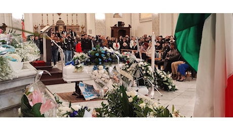 Piazza Armerina, i funerali della quindicenne: “Chi sa qualcosa parli”