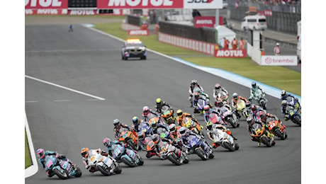 LIVE Moto2, GP Thailandia 2024 in DIRETTA: Canet vince la gara davanti a Ogura che festeggia il titolo!