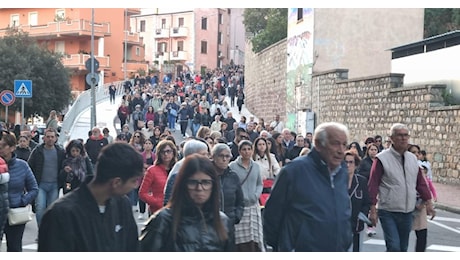 Grande folla e la presidente Alessandra Todde alla fiaccolata per le vittime della strage familiare