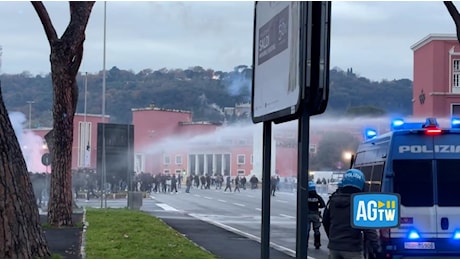 Derby Roma-Lazio, agenti usano gli idranti contro i tifosi giallorossi