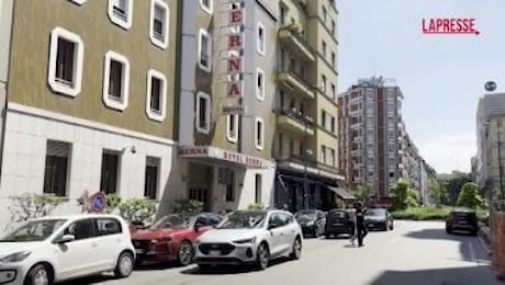 Milano, detenuto in permesso lavoro in un albergo accoltella collega: le immagini dall'hotel Berna
