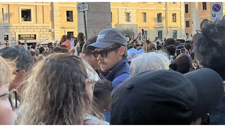 Harry Styles a San Pietro per l'elezione del nuovo Papa Leone XIV: la foto della fan e il famoso cappellino