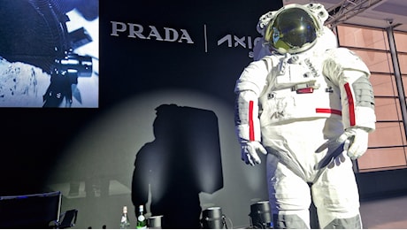 Anche gli astronauti vestono Prada: svelata la tuta spaziale per il ritorno sulla Luna | FOTO