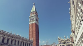 Paura a Venezia: cadono pezzi di cemento dal campanile di San Marco