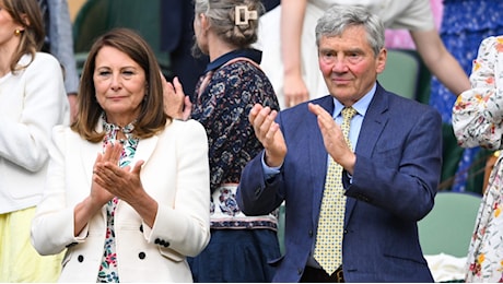 Carole Middleton a Wimbledon al posto di Kate: in prima fila con abito tropicale e borsa di paglia