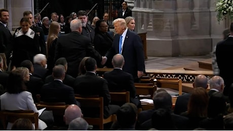 Funerali di Carter, Donald Trump stringe la mano a Mike Pence