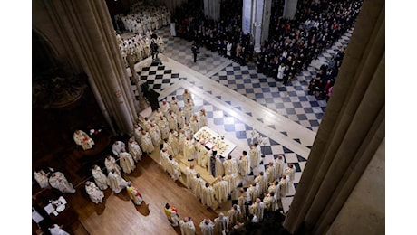 La prima Messa a Notre-Dame. Il vescovo: «Questo nuovo altare ci riunisca»