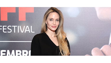 Il look flop di Angelina Jolie a Torino, e come rimediare