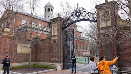 Trump contro Harvard, tagliati 2,2 miliardi. Obama: “Resistete”