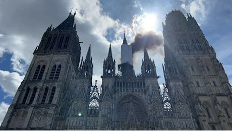 Francia, vasto incendio nella cattedrale di Rouen: guglia in fiamme | FOTO e VIDEO