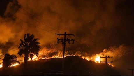 Maxi incendio a Malibù, anche Cher tra le star in fuga dalle case. L'attore Dick Van Dyke: «Siamo scappati con i nostri animali»