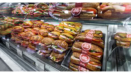 Acqua a 9 euro, lasagna a 25 euro e un'insalata a più 15 euro: i prezzi da capogiro dell'aeroporto più costoso del mondo. Ecco dove si trova