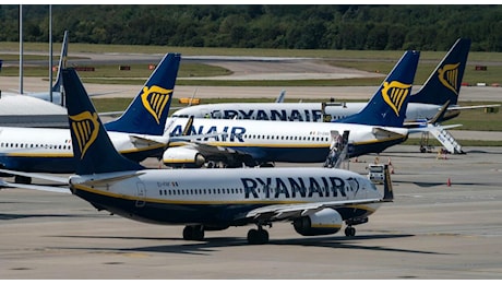 Ryanair, rimborsi per i costi extra del check-in (almeno 55 euro). Condizioni poco trasparenti: ecco chi può beneficiarne e come fare