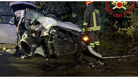 Incidente a Carugo (Como), morto un 17enne e quattro feriti (2 gravi): l'auto si è ribaltata ed è finita contro un albero