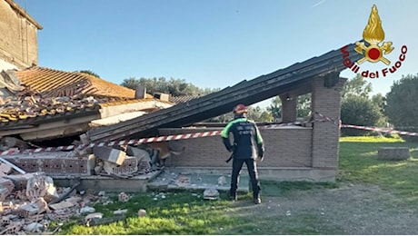 Esplosione a Tragliatella: crolla una villetta, donna estratta dalle macerie