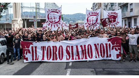 Torino, 10mila tifosi in corteo contro Cairo: “Vattene”. Da cosa nasce la contestazione