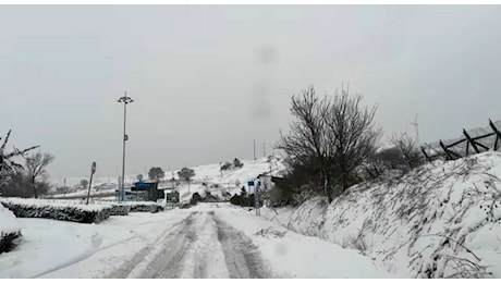 Natale con la neve: in Puglia il piccolo paesino di mille abitanti presenta uno scenario da fiaba. «Ma non usate la Provinciale»