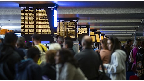 Caos treni, guasto a Roma blocca l'Italia: ritardi fino a 160 minuti. Decine di treni cancellati, Trenitalia: «Non è attacco hacker»