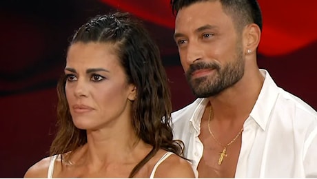 Bianca Guaccero, canzone d'amore e viaggio con Giovanni Pernice: fan in delirio. Cosa succede