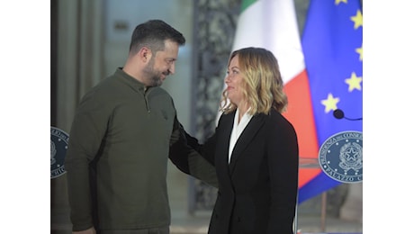 Più sostegno e ingresso nella Ue. Abbraccio tra Meloni e Zelensky