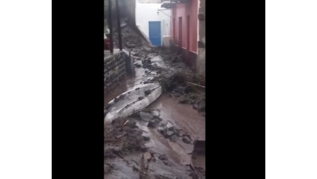 È emergenza nel piccolo borgo di Ginostra situato a Stromboli nelle Isole Eolie, dopo la pioggia caduta abbondantemente nelle ultime ore, tra ieri 18 ottobre ed oggi 19 ottobre 2024