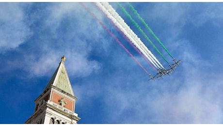 Prof del Liceo Foscarini e l'insulto alle Frecce Tricolori: «Non ho offeso le forze armate, ce l'ho con l'inquinamento acustico e atmosferico»