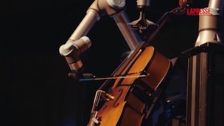 Musica, il robot violoncellista suona con l'orchestra sinfonica di Malmo