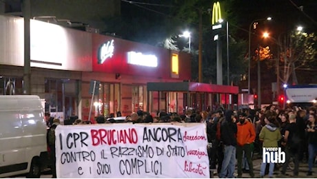 Torino, corteo contro il CPR: i manifestanti imbrattano il McDonald's