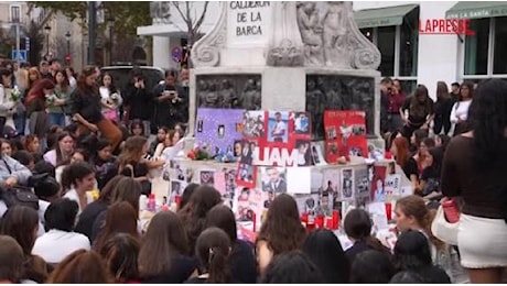 Madrid, una folla gremita alla veglia in ricordo di Liam Payne degli One Direction