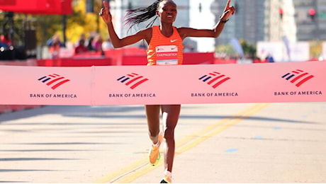 Chepngetich batte il record del mondo della maratona femminile a Chicago correndo sotto le 2h10'