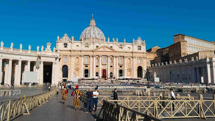 Papa Francesco a sorpresa in piazza San Pietro: “Buona Settimana Santa” - In Terris
