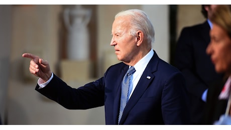 Biden appare sempre meno lucido e forse è affetto dal Parkinson: alla fine sarà sostituito alle elezioni presidenziali?