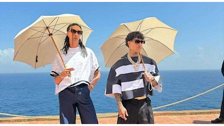 Capri, festa Jacquemus per i 15 anni del brand: sfilata a Villa Malaparte con Ghali, Tony Effe e Arón Piper