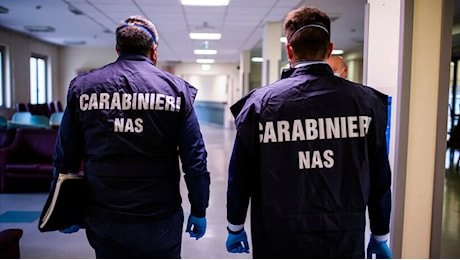 Falsa qualifica di operatore sanitario in una casa di riposo, blitz dei carabinieri