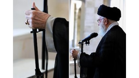 Iran, Khamenei e il sermone con il fucile: non è la prima volta