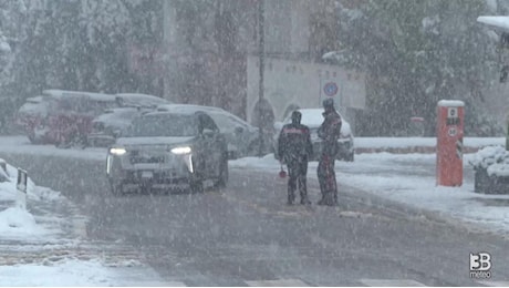 Cronaca meteo diretta - Neve sulle Dolomiti, filtraggio dei carabinieri a Colfosco - Video