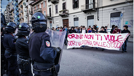 Valditara interrotto da uno studente a Torino: botta e risposta