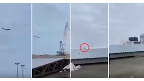 Aereo precipitato in Kazakistan, buchi di proiettile: i sospetti sui russi in un video